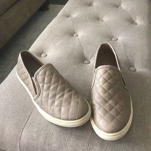 Steve Madden neutral slides